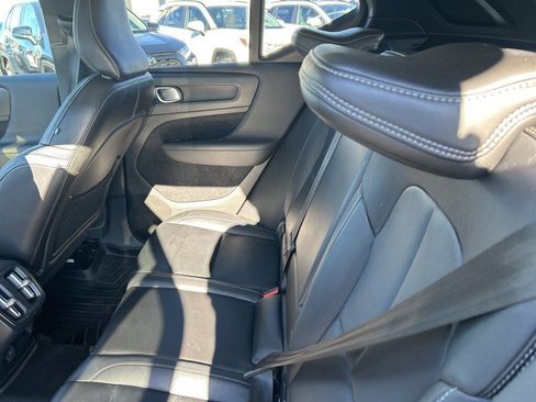 Used 2019 Volvo XC40 T5 Momentum image 13