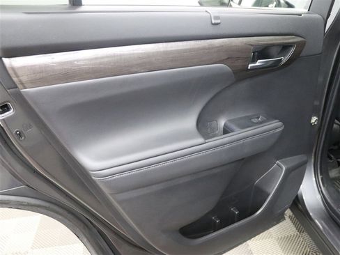 Used 2022 Toyota Highlander Platinum AWD/4WD image 19