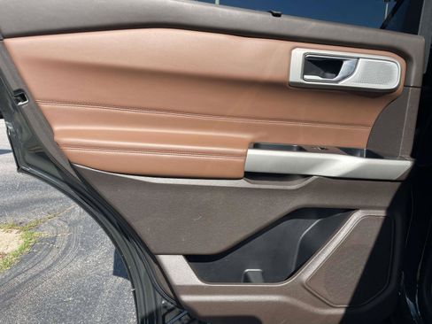 Used 2022 Ford Explorer King Ranch w/ Premium Technology Package AWD/4WD image 12