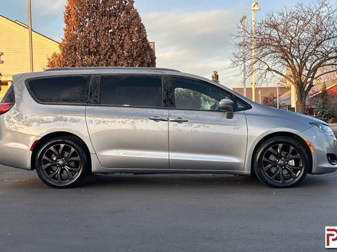 Used 2019 Chrysler Pacifica Touring Plus w/ S Appearance Package image 3