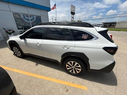 Used 2025 Subaru Outback Premium AWD/4WD image 2
