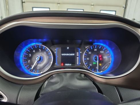Used 2023 Chrysler Voyager LX image 19