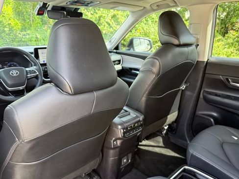 Used 2025 Toyota Grand Highlander AWD Hybrid image 25