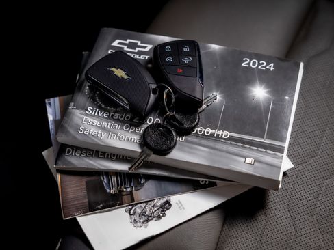 Used 2024 Chevrolet Silverado 2500 ZR2 w/ Technology Package image 40