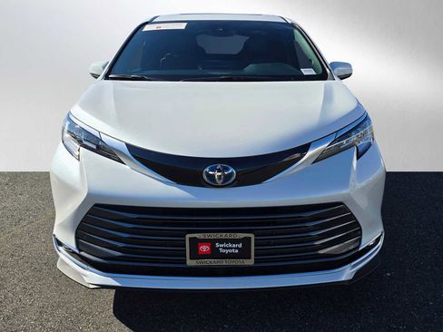 Certified 2025 Toyota Sienna Limited image 8