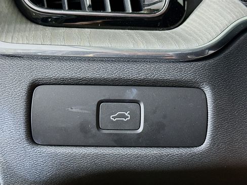Used 2025 Volvo XC60 B5 Plus image 17