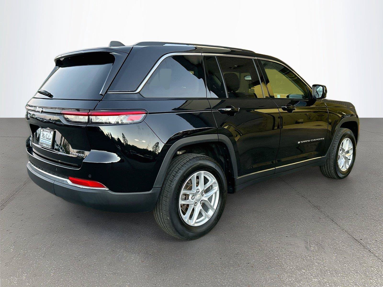 Used 2024 Jeep Grand Cherokee Laredo X w/ Trailer Tow Package AWD/4WD image 4
