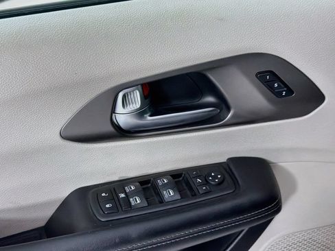 Used 2019 Chrysler Pacifica Limited FWD image 18