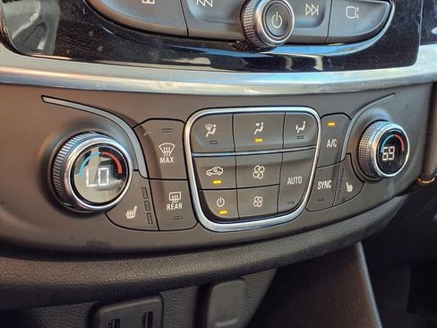 Used 2021 Chevrolet Traverse LT image 27