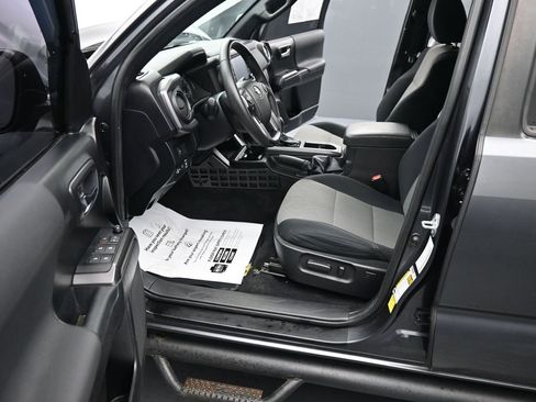 Used 2022 Toyota Tacoma TRD Off-Road image 15