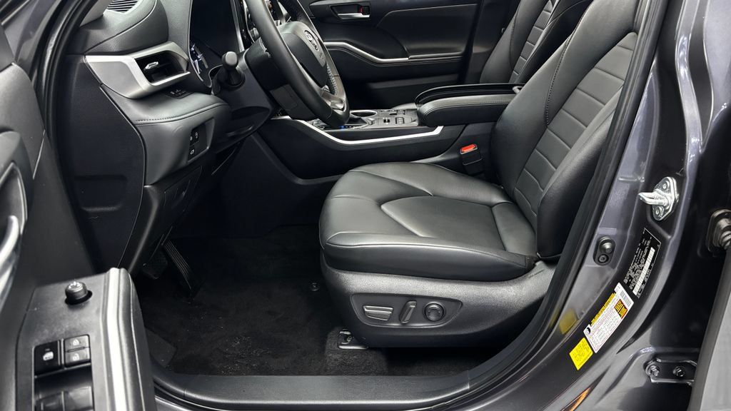 Used 2024 Toyota Highlander XLE AWD/4WD image 12