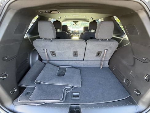 Used 2023 Chevrolet Traverse LT FWD image 15