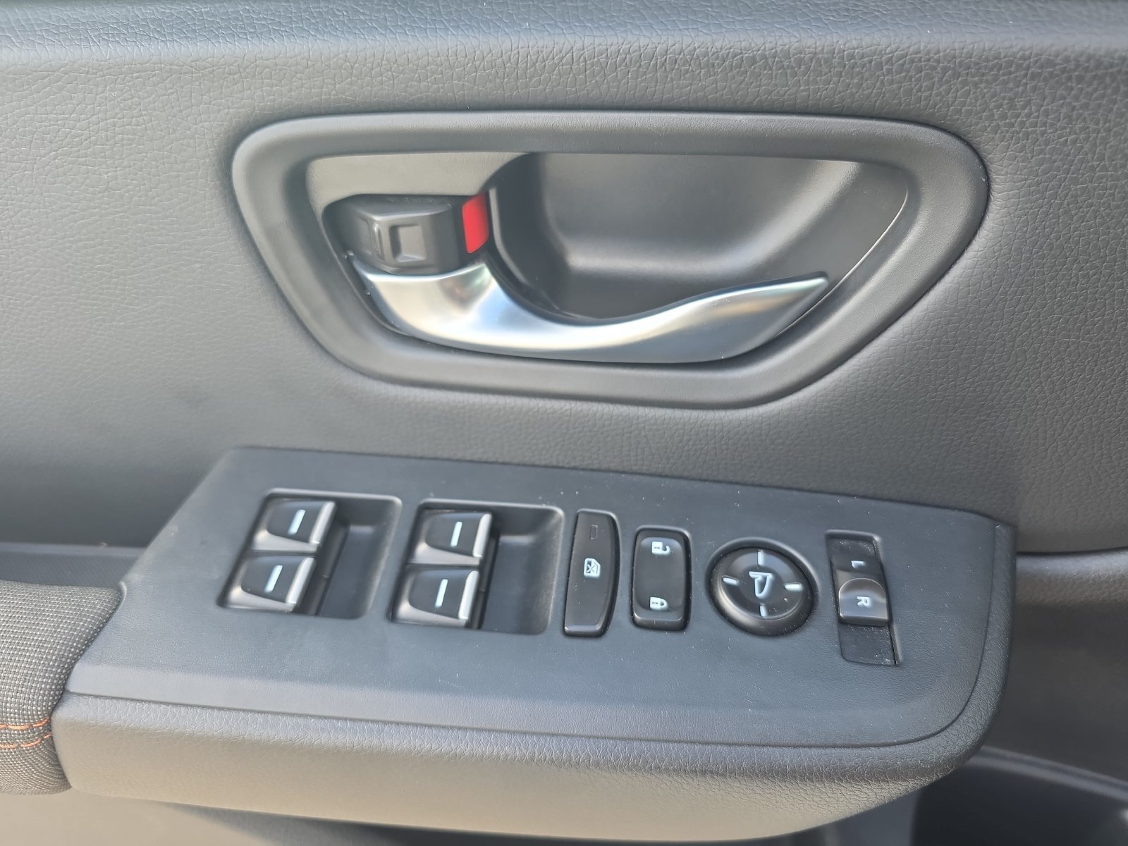 Used 2025 Honda Pilot Sport image 25