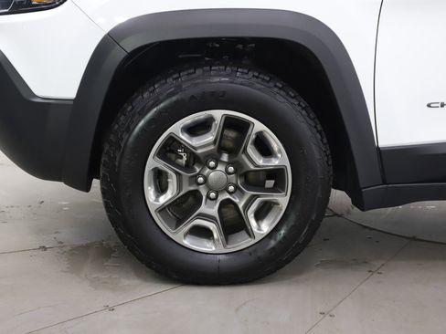 Used 2019 Jeep Cherokee Trailhawk w/ Cold Weather Group image 31