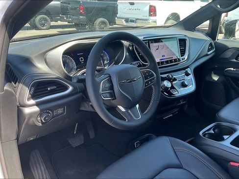 New 2026 Chrysler Pacifica Select image 6