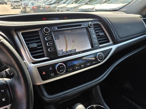 Used 2018 Toyota Highlander SE FWD image 38