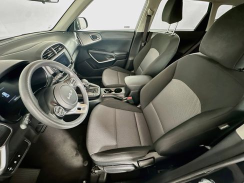 Used 2025 Kia Soul LX w/ LX Technology Package FWD image 13