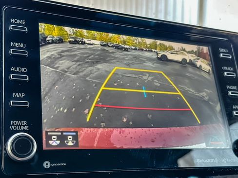 Used 2022 Toyota Venza LE image 18