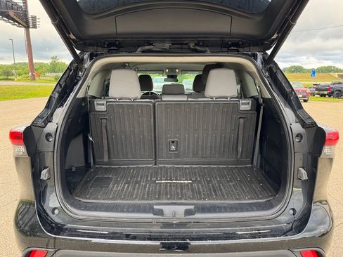 Used 2021 Toyota Highlander LE AWD/4WD image 17