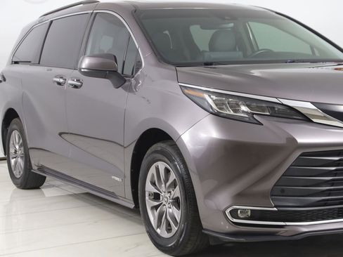 Used 2021 Toyota Sienna XLE FWD image 40