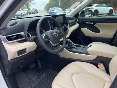 Used 2025 Toyota Highlander XLE image 6