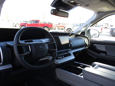 Used 2025 Ford Expedition Active image 13