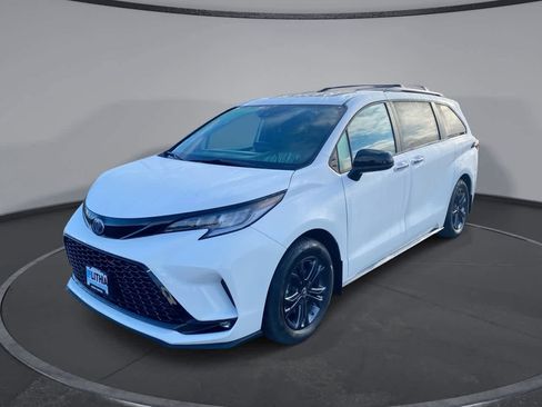 Used 2025 Toyota Sienna XSE w/ XSE Plus Package image 1