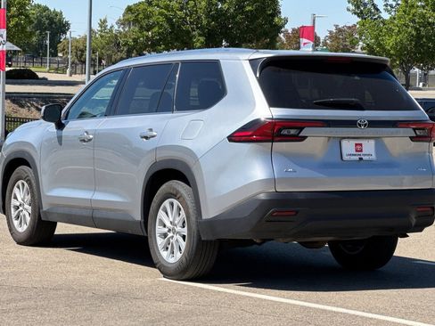 Used 2025 Toyota Grand Highlander AWD image 6