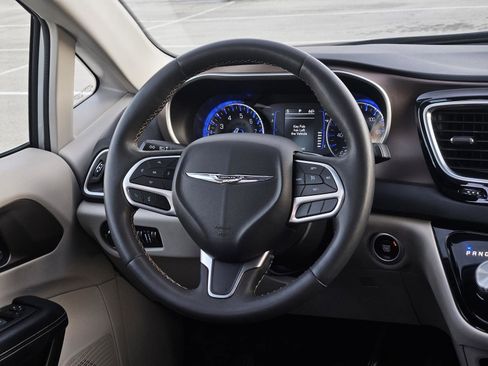 Used 2023 Chrysler Voyager LX image 14