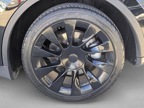 Used 2021 Tesla Model Y Long Range image 25