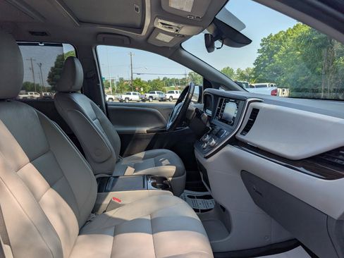 Used 2020 Toyota Sienna XLE Premium AWD/4WD image 23