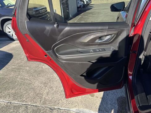 Used 2024 GMC Terrain SLE w/ Driver Convenience Package image 11