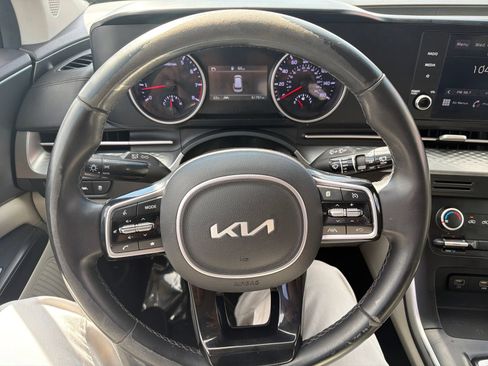 Used 2023 Kia Carnival LX FWD image 17