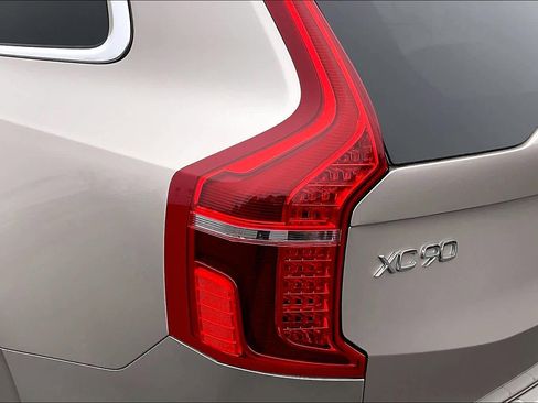 Used 2023 Volvo XC90 B6 Ultimate w/ Protection Package Premier image 33