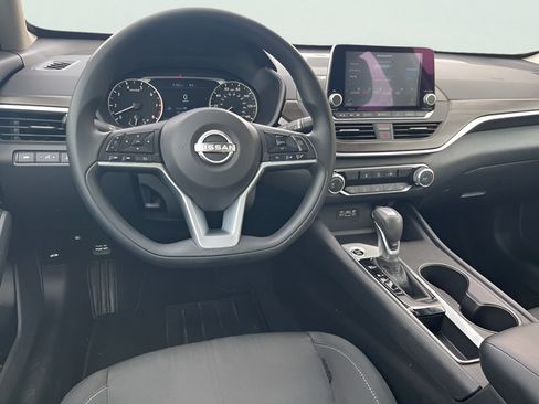 Used 2025 Nissan Altima 2.5 SV FWD image 16