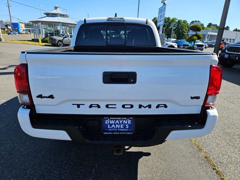 Used 2022 Toyota Tacoma SR AWD/4WD image 4