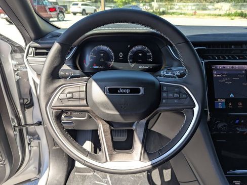 New 2025 Jeep Grand Cherokee Limited w/ Luxury Tech Group II AWD/4WD image 24