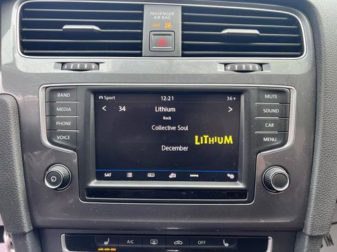 Used 2017 Volkswagen Golf Alltrack S image 12