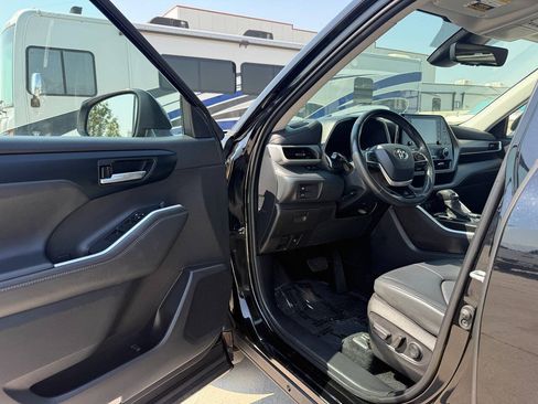 Used 2022 Toyota Highlander XLE AWD/4WD image 15
