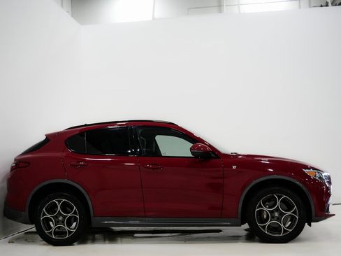 Used 2022 Alfa Romeo Stelvio Ti image 5