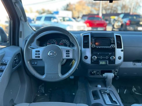 Used 2016 Nissan Frontier SV image 10