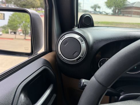 Used 2011 Jeep Wrangler Sahara w/ Connectivity Group AWD/4WD image 21