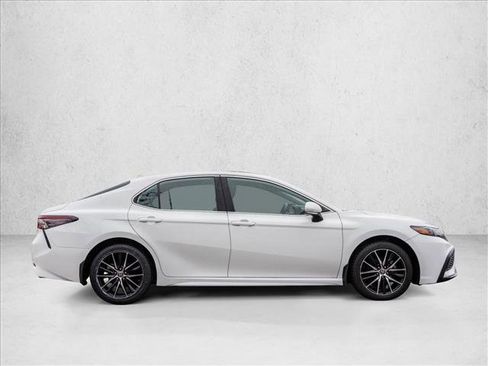 Used 2022 Toyota Camry SE w/ Convenience Package image 4