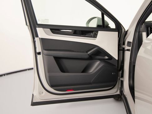 New 2026 Porsche Cayenne S image 12