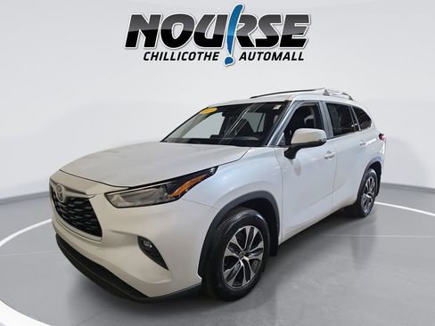 Used 2023 Toyota Highlander XLE AWD/4WD image 1
