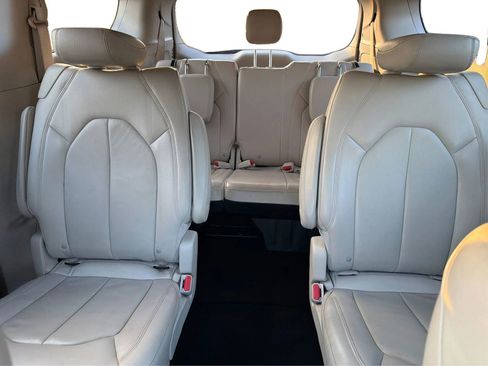 Used 2017 Chrysler Pacifica Touring-L w/ Tire & Wheel Group image 19