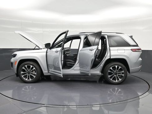 Used 2023 Jeep Grand Cherokee Overland w/ Luxury Tech Group IV RWD image 34