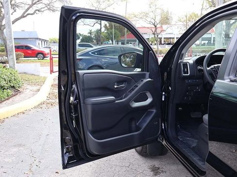 Used 2025 Nissan Frontier SV w/ SV Convenience Package image 23