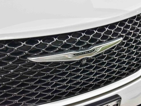 New 2026 Chrysler Pacifica Pinnacle w/ Trailer Tow Group AWD/4WD image 9