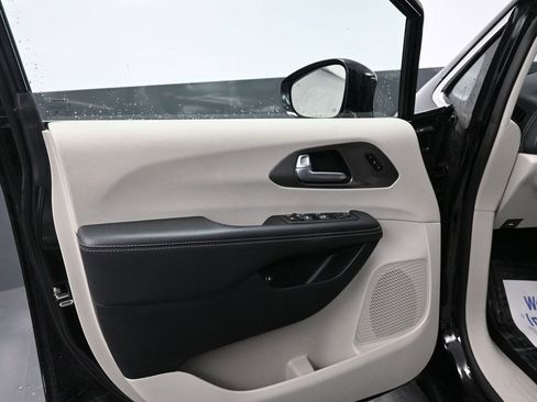 Used 2024 Chrysler Pacifica Select image 27